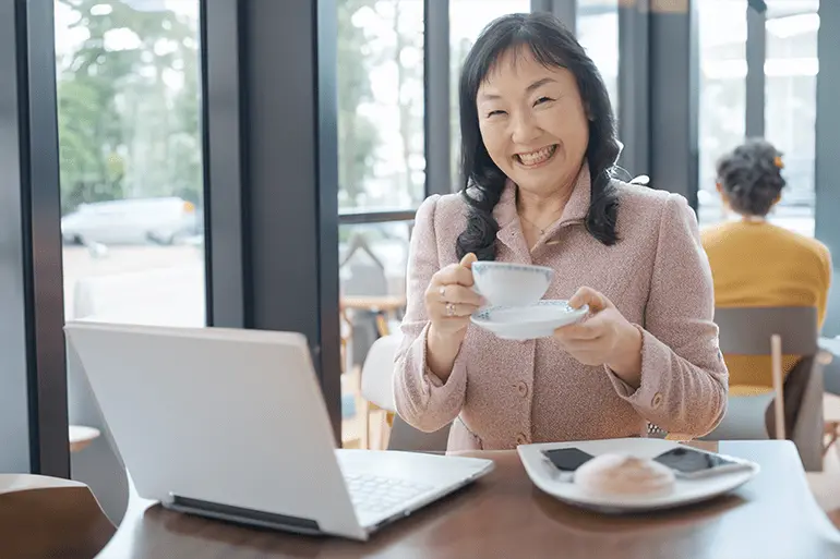 カフェにいる高齢の女性