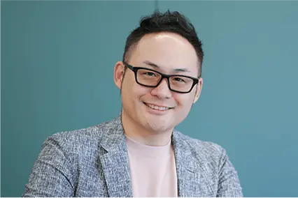 メガネをかけた中年のイケてるサラリーマン男性